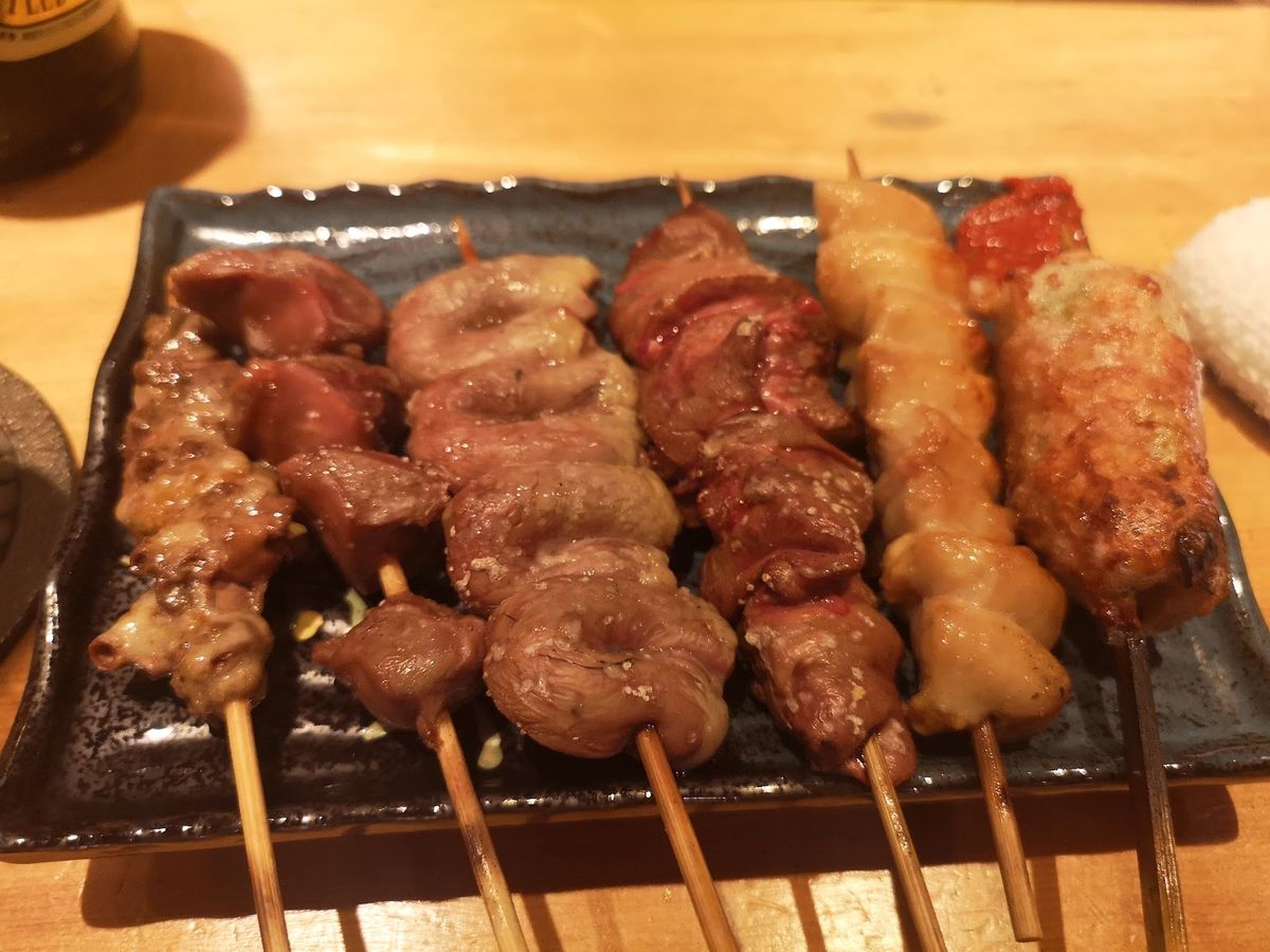 部位の違う焼き鳥の串の盛り合わせ