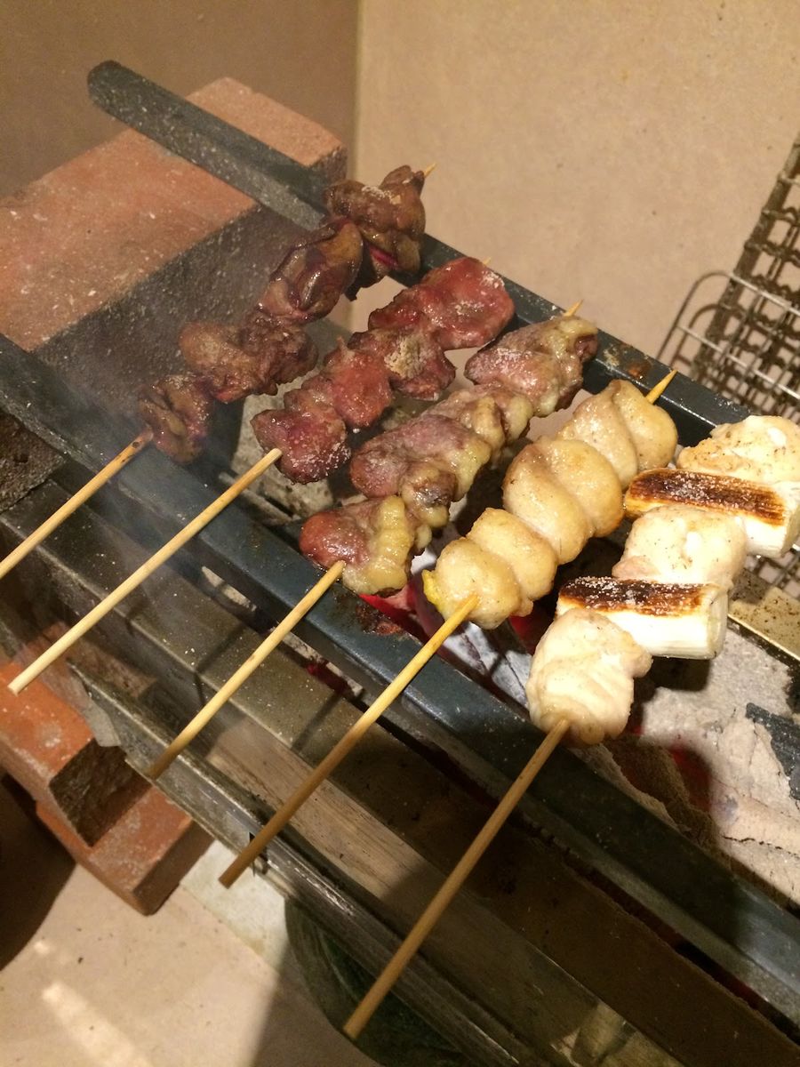 焼き台に並んだ焼き鳥の串