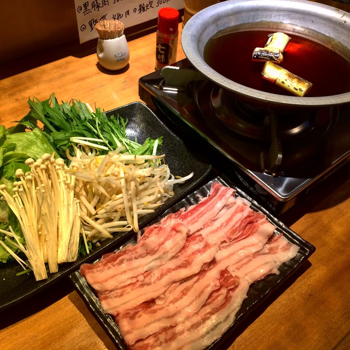 鍋の用意と、豚の薄切り肉・野菜の盛り合わせ
