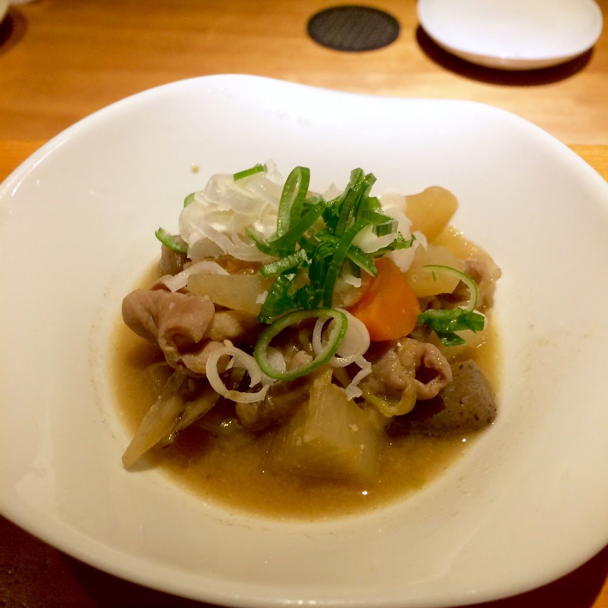 ねぎをのせたもつ煮込み