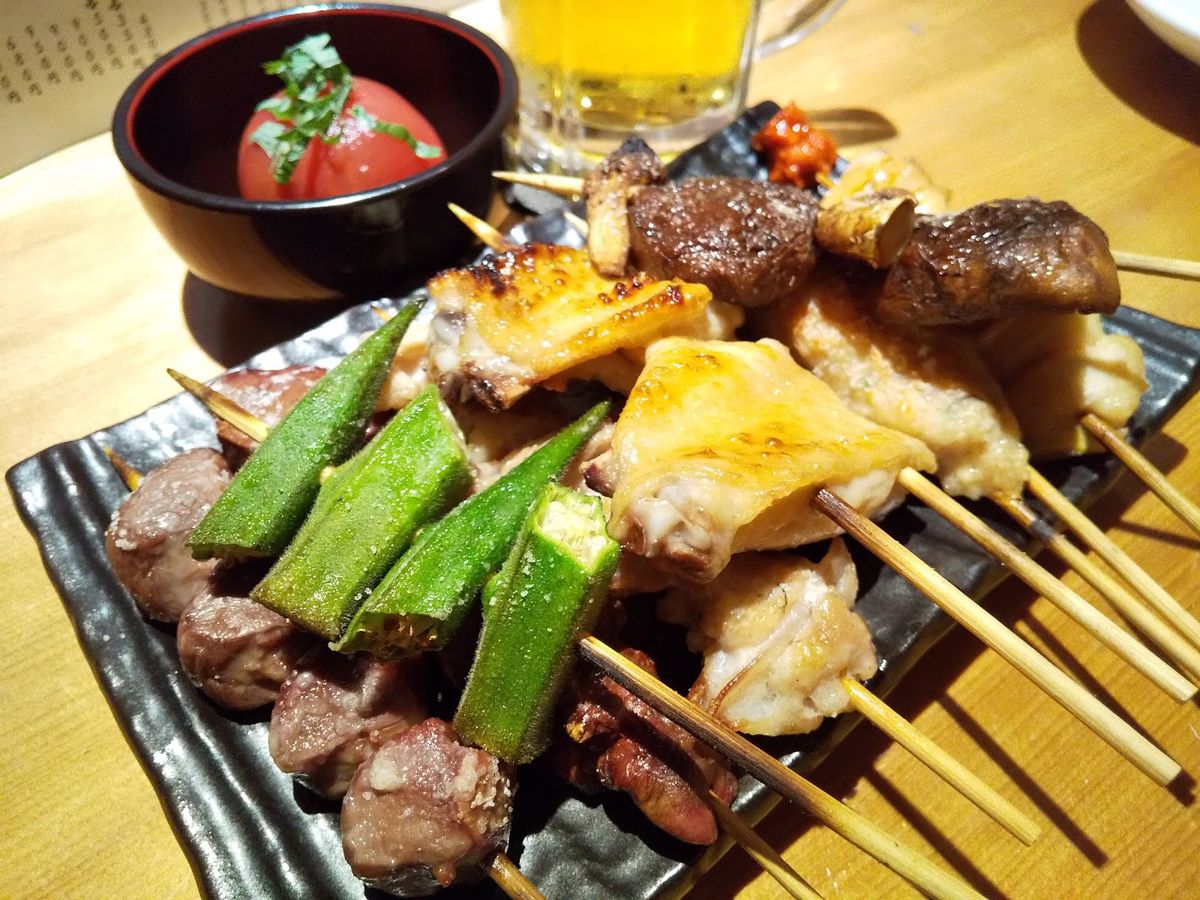 オクラや鶏肉の串を盛り合わせた皿