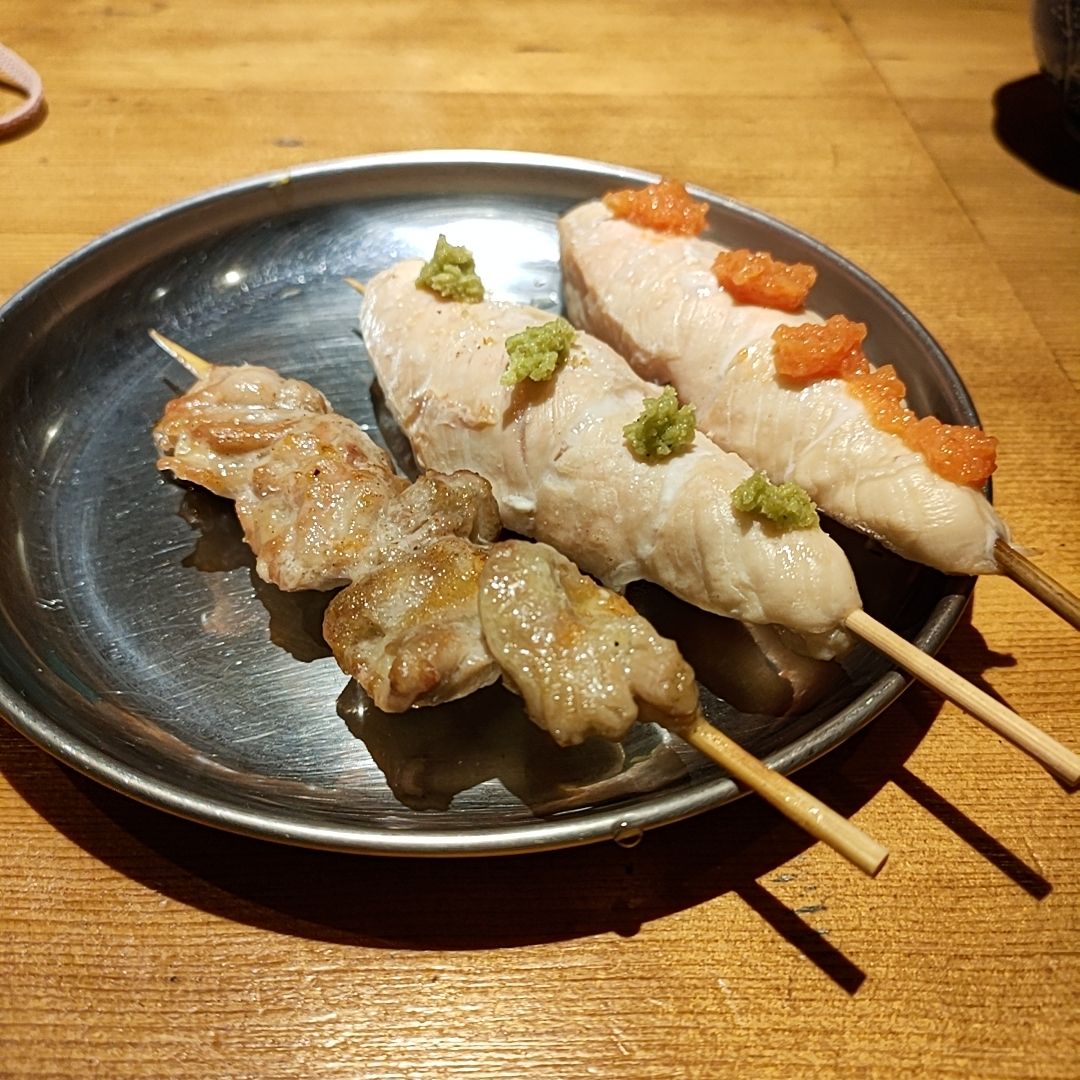 わさびと梅肉をのせたささみの串