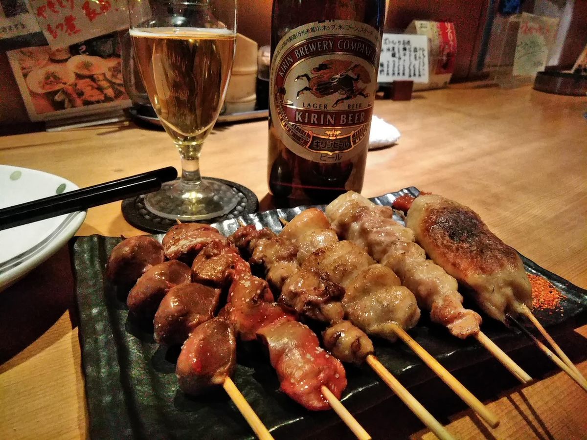 焼き鳥の串の盛り合わせと瓶ビール