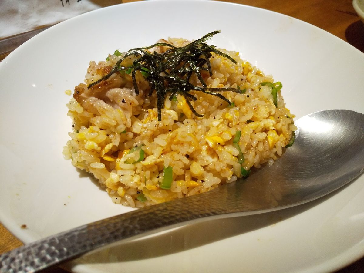 刻みのりをのせたチャーハン