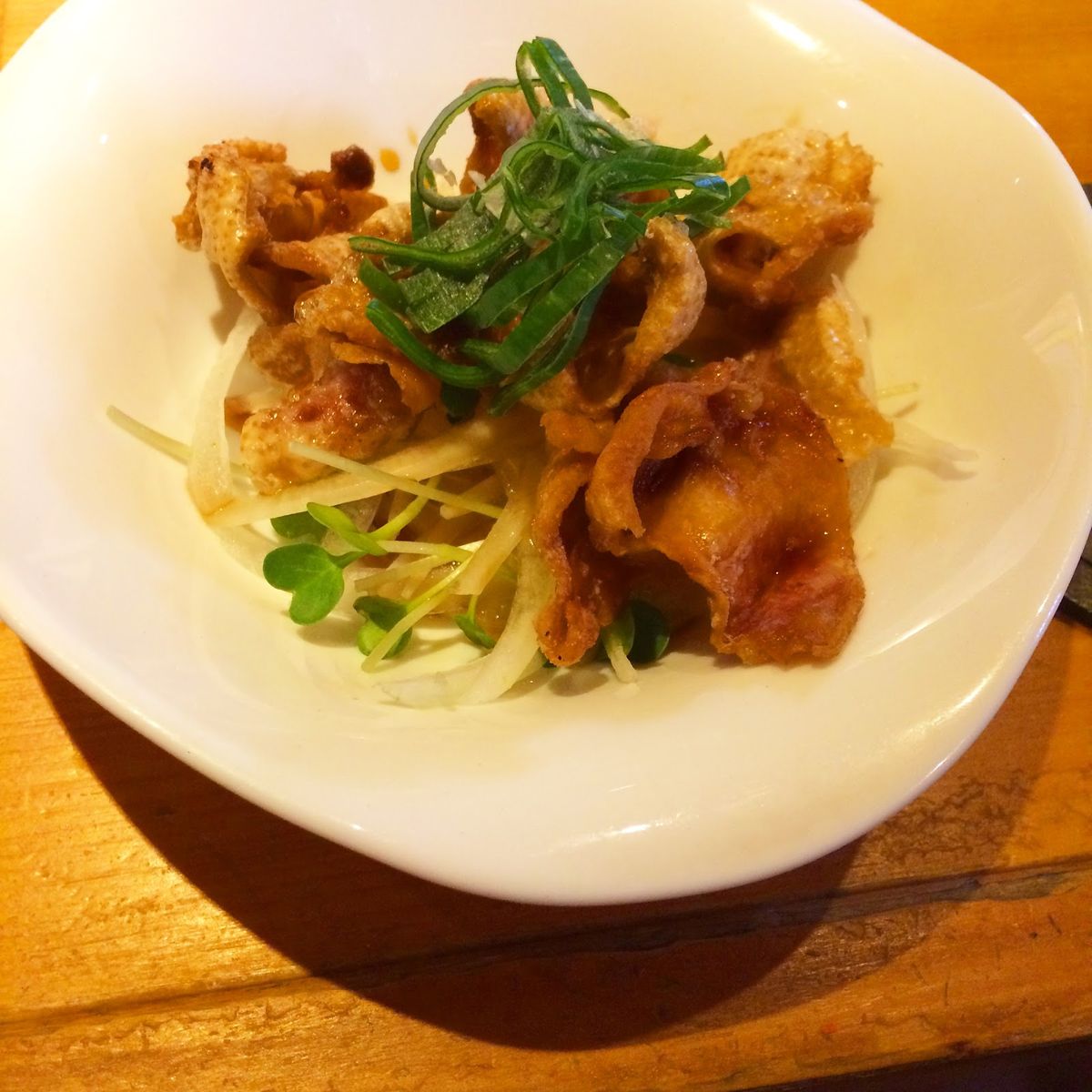 揚げた鶏に、ねぎと野菜を合わせた一品
